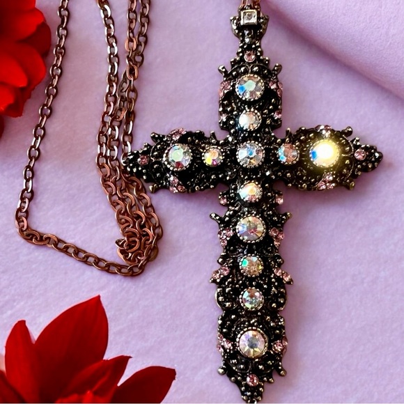 Cross pendant pink and clear rhinestones in a warm rose stainless steel setting - Picture 11 of 15
